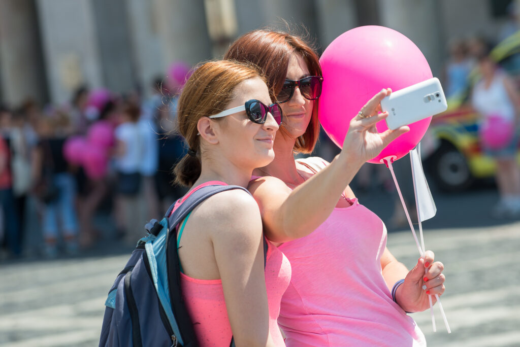 kobiety-selfie-marsz-rozowej-wstazki-w-warszawie